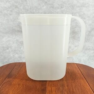 Tupperware Pitcher White Plastic 2 Quart Kitchen Serving Container‎ Lid 1530-13